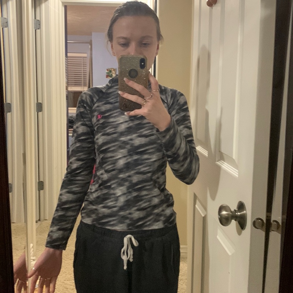 Multi colored ski/snowboarding shirt. Black, grey and white from champion.